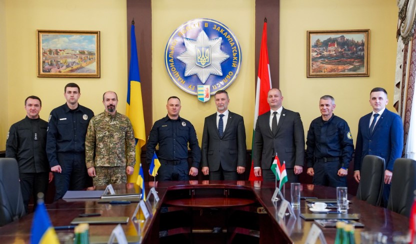 Керівники поліції України та Угорщини обговорили співпрацю, зокрема – майбутню допомогу офіційного Будапешта зі встановленням осіб загиблих у війні.