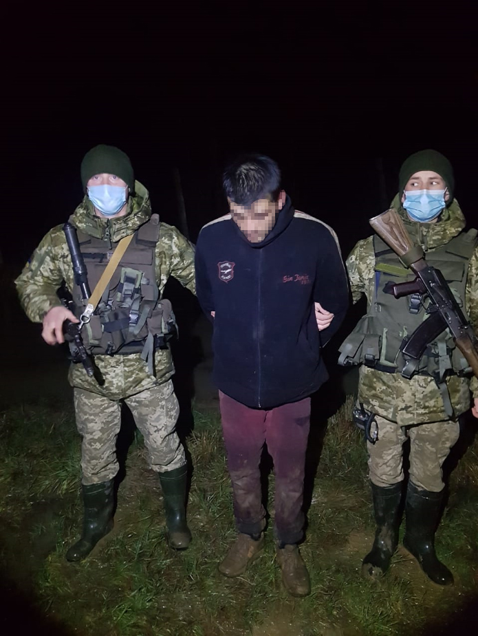Сегодня в Закарпатье Сереховский районный суд наложил штраф на правонарушителя, задержанного пограничниками Лужанского отдела Мукачевского отряда.