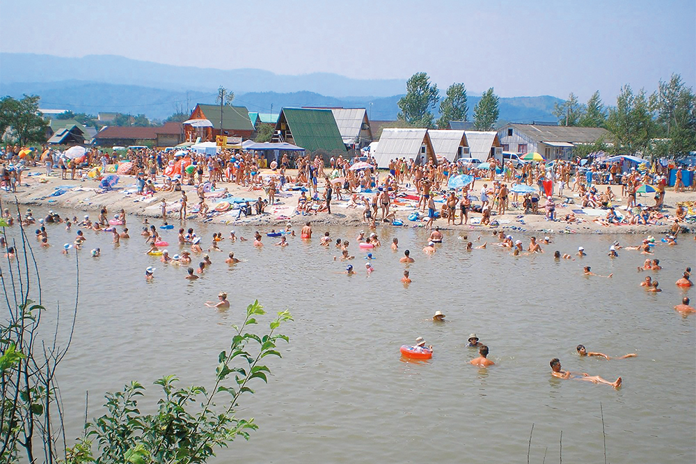 Приклади розділених населених пунктів є і в Україні, один з них - це містечка Солотвино та Сігету-Мармацієй, межа між якими проходить через річку Тису.