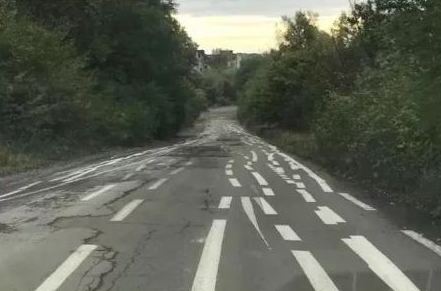 На заброшенной дороге между селами Мужиево и Кидёш была применена интересная разметка: здесь нарисовали хаотичное количество полос.