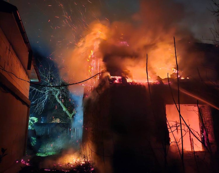 В центрі Мукачева сталася пожежа в не експлуатованому житловому будинку. Дах будинку згорів вщент.