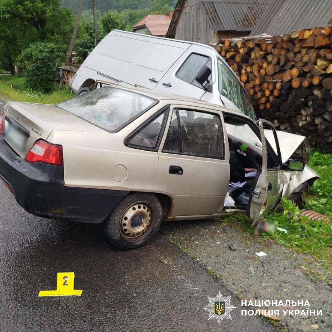 Малюнок до статті Смертельна ДТП на Закарпатті: 62-річний водій мікроавтобуса виїхав на зустрічну і врізався в легковик (ФОТО)%