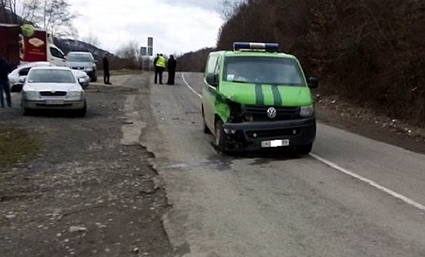 Сьогодні вдень у Великоберезнянському районі інкасаторський мікроавтобус Volkswagen зіткнувся з легковиком Opel.