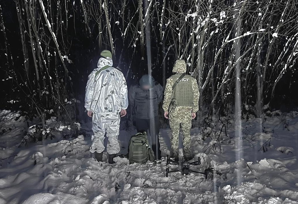 Злитися зі снігом не вийшло: на Заході у кучугурах затримали порушника (ВІДЕО)