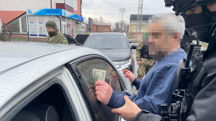 Сотрудники ГБУ в Хмельницком задержали трех военнослужащих, которые перевозили за границу мужчин призывного возраста.