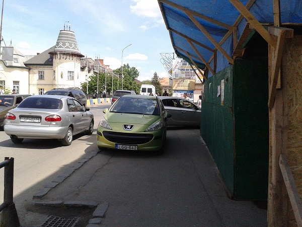 Власть Береговая призывает правоохранителей бороться с «оленями» на тротуарах и площадях