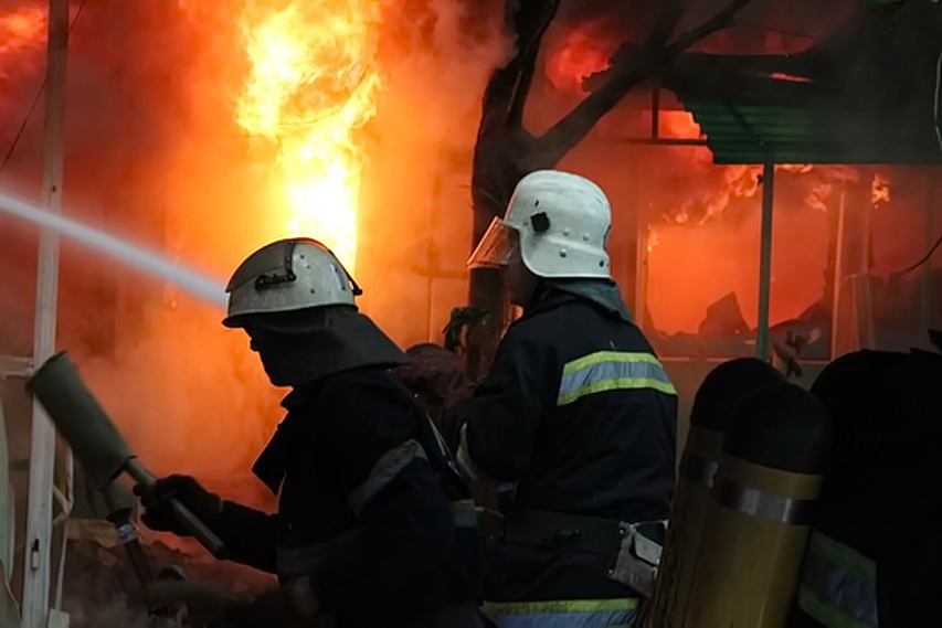 Рятувальники встановлюють причину пожежі та збитки.