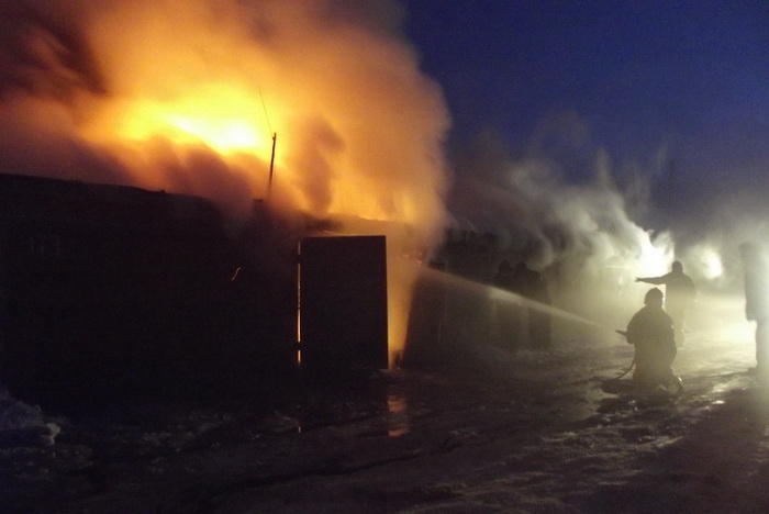 Пожарные Центра безопасности граждан Солотвинской громады совместно со спасателями Тячева и Великого Бычкова потушили ночной пожар.