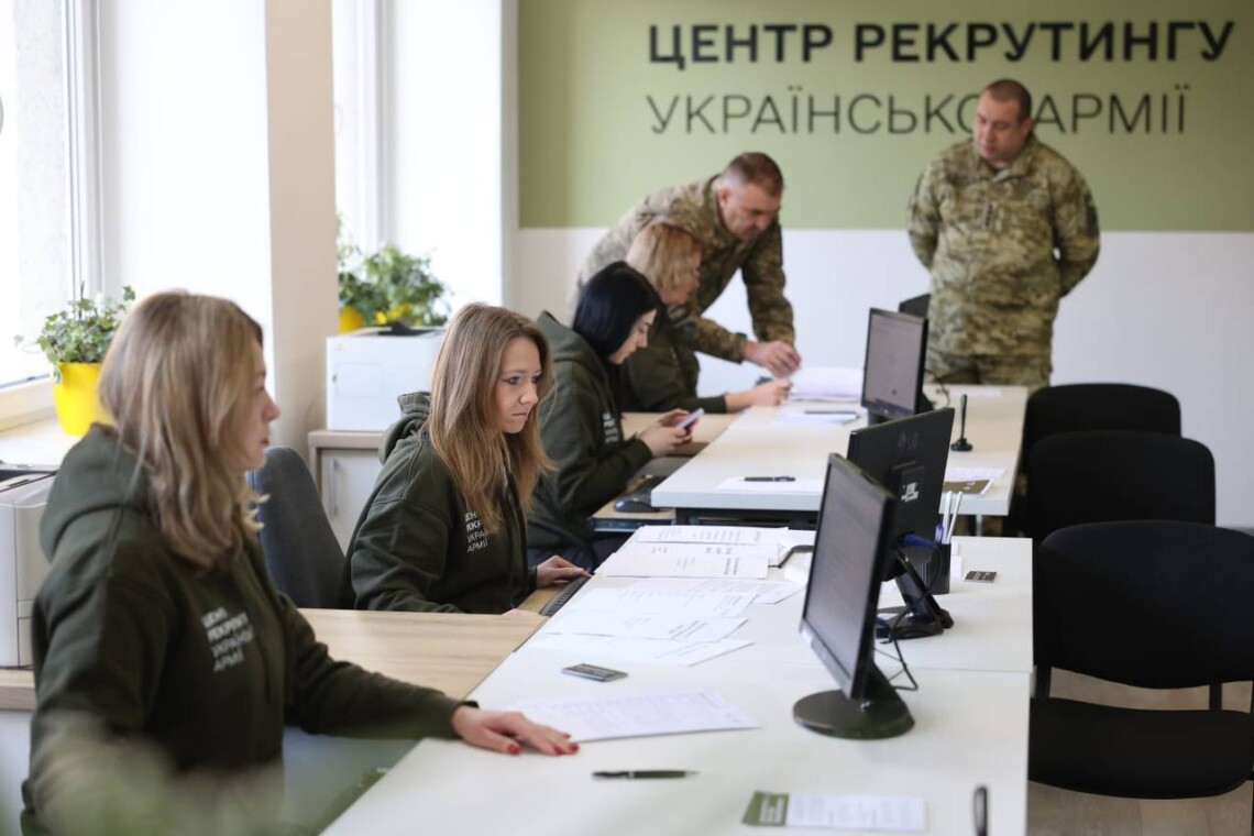 У Мукачеві відкриють Центр рекрутингу української армії.
