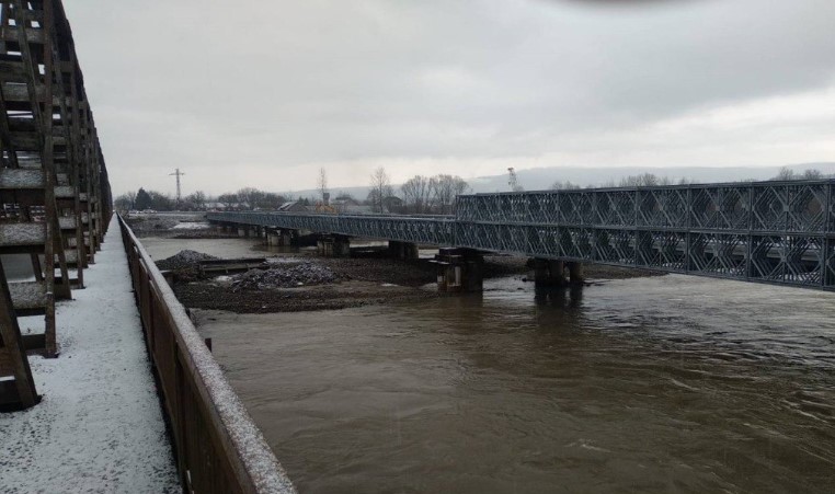 Міст у Тересві відкрито для вантажного транспорту