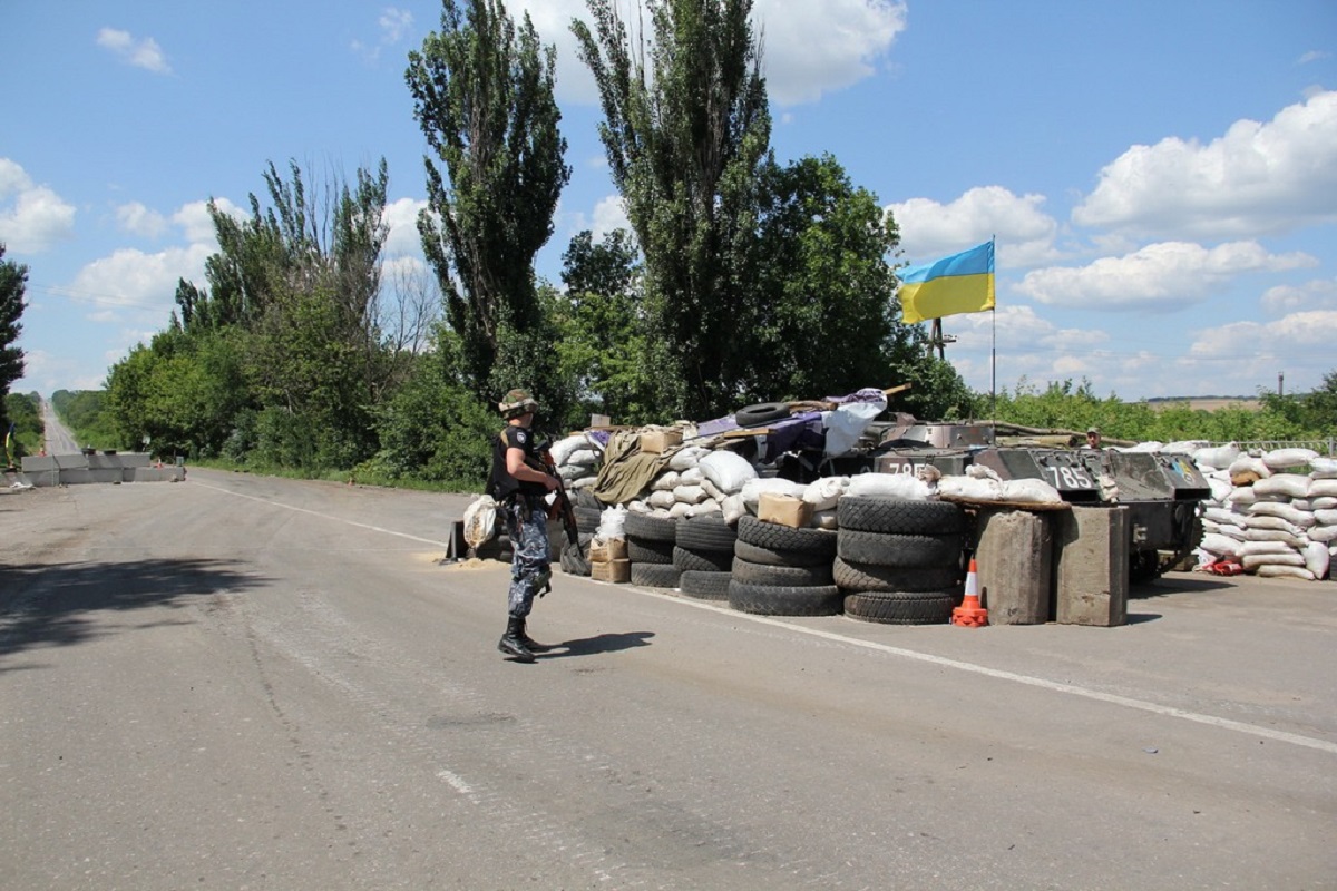 За добу в зоні АТО загинув один український військовий, двоє поранені