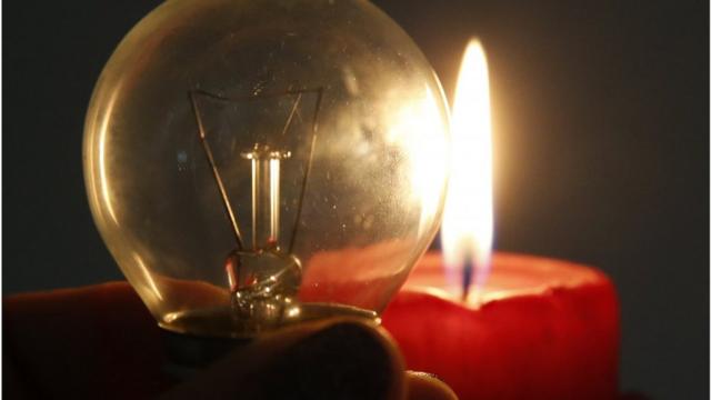 Большую часть суток в Украине наблюдается дефицит электроэнергии.