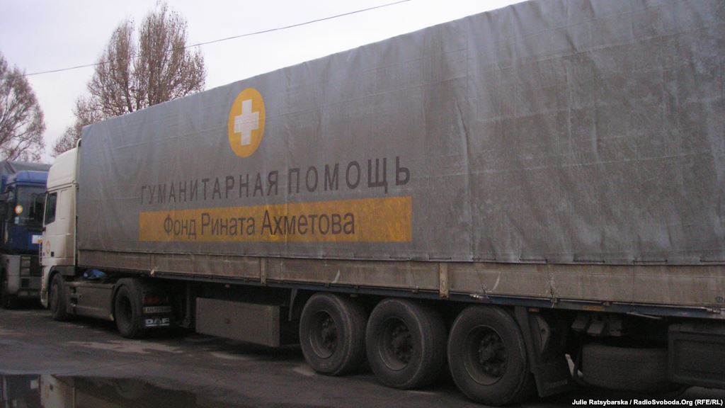 Добровольчі батальйони, які блокували машини із гуманітарним вантажем фонду Ріната Ахметова, пропустили декілька машин