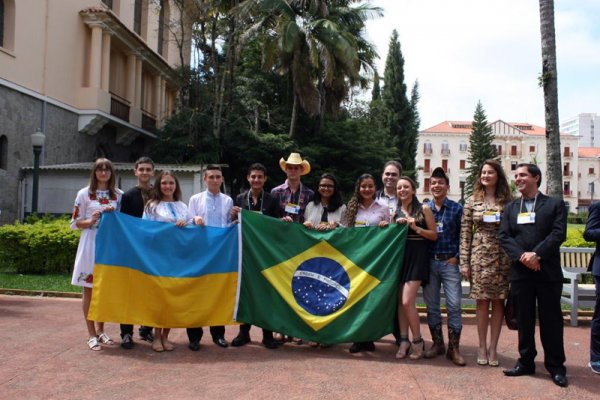 14 вересня 2015 року в місті Посус-ді-Калдас, що розташоване у штаті Мінас Жейрас (Федеративна Республіка Бразилія), відбулося урочисте відкриття ІХ Міжнародної олімпіади з географії (IESO 2015). 