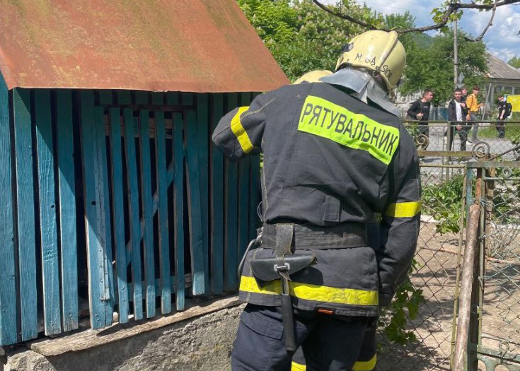 Тяжелая трагедия на Закарпатье: спасатели извлекли из колодца тело женщины (ФОТО)