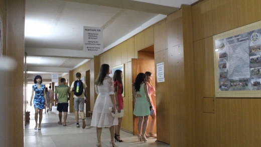  У найбільшому державному вищому навчальному закладі Закарпаття – УжНУ – абітурієнти теж активно подають документи, проте на коридорах ажіотажу немає.