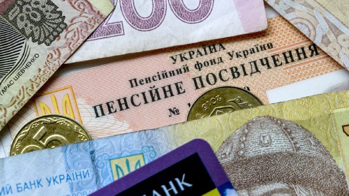 Українці, які вийшли на пенсію у 2020 році та пізніше, не потрапили до щорічної індексації (перерахунку) пенсій, що проводиться з 1 березня 2023 року. Проте вони отримають надбавку на 100 грн.