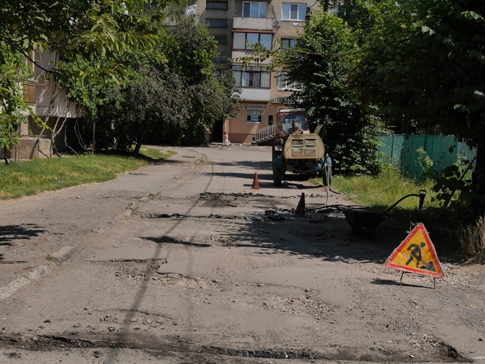 Незмінні традиції: На трьох вулицях Ужгорода проводиться капремонт дорожнього покриття під дощем