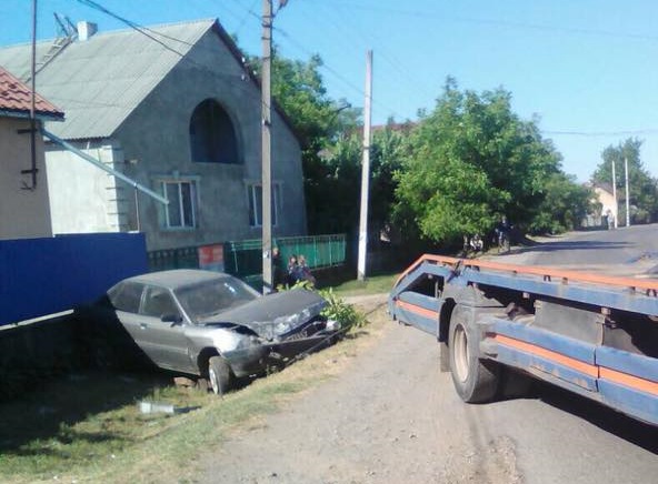 Уночі у Виноградівському районі Закарпатської області компанія молодиків напідпитку вкрала Audi-80 і вирішила покататися.
