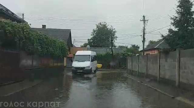 У Виноградові вирувала негода: кілька вулиць пішли під воду (ВІДЕО)