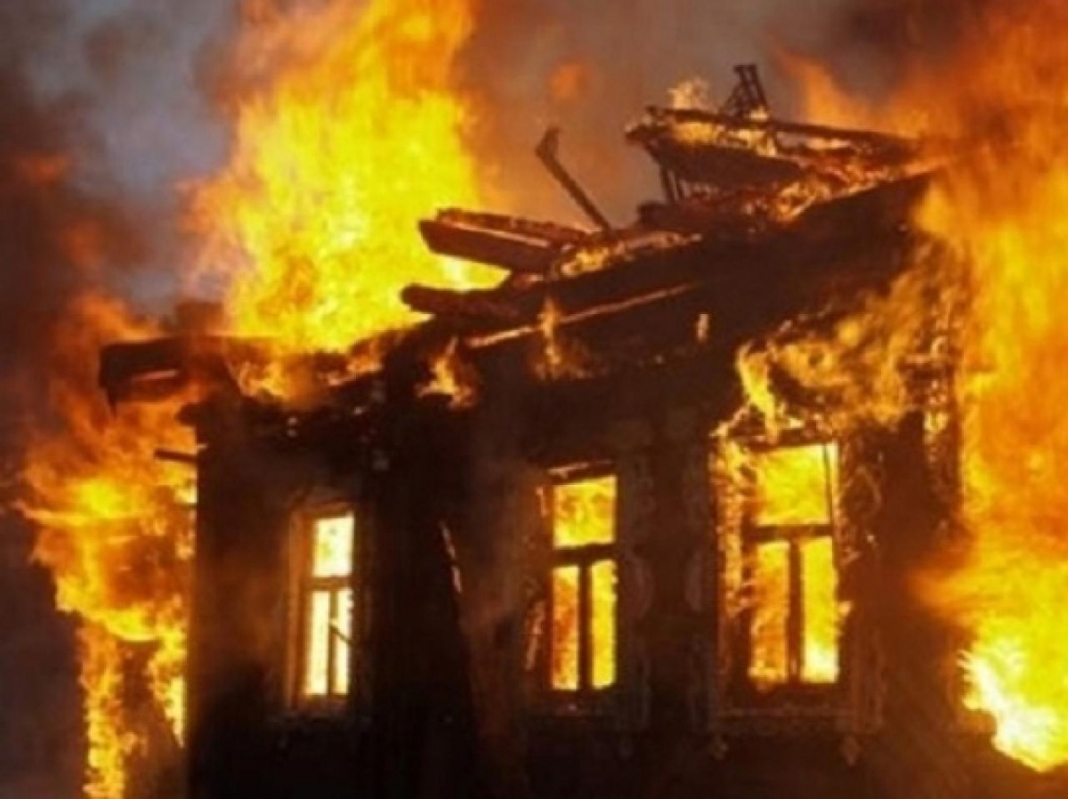 В Рахове огонь уничтожил часть жилого дома.