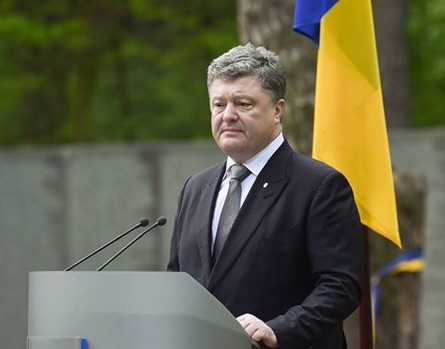 В Україні має бути завершено процес декомунізації, оскільки це є питанням української національної безпеки. 