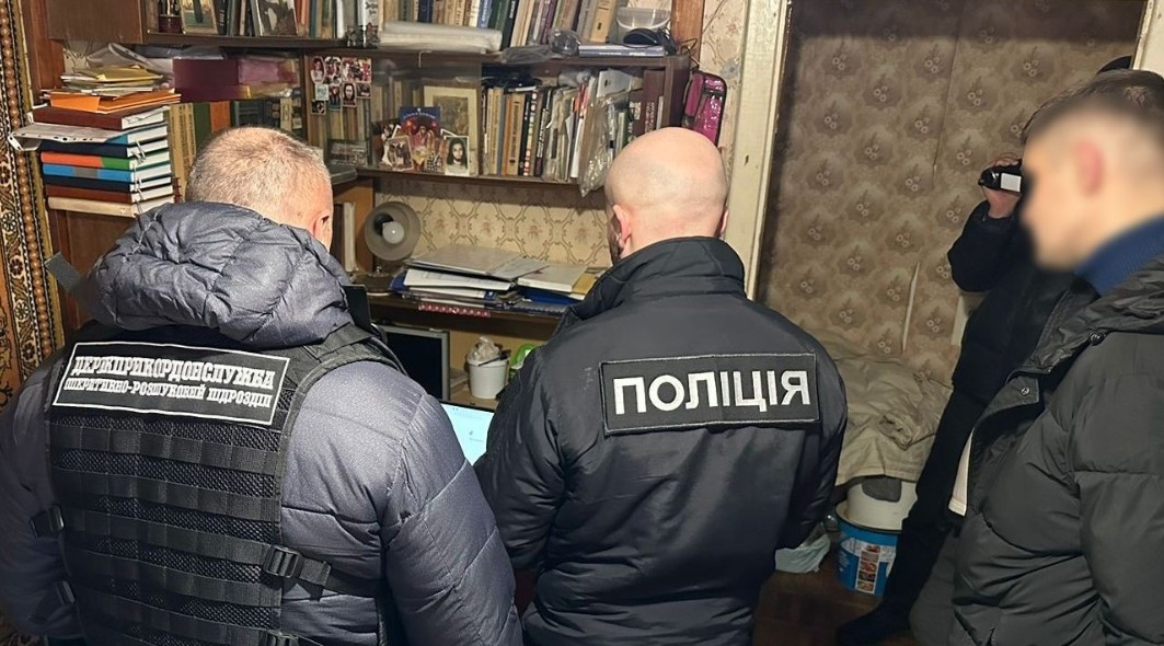 Lvivben egy 29 éves állampolgárt, aki illegális határátlépést szervezett katonai korú férfiak számára, a rendészeti tisztviselők leleplezték.