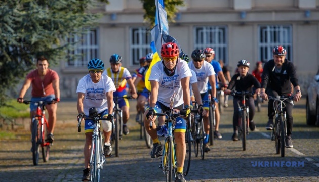 На Закарпатті стартував всеукраїнський велопробіг ветеранів війни, які прямують до Маріуполя (ВІДЕО)