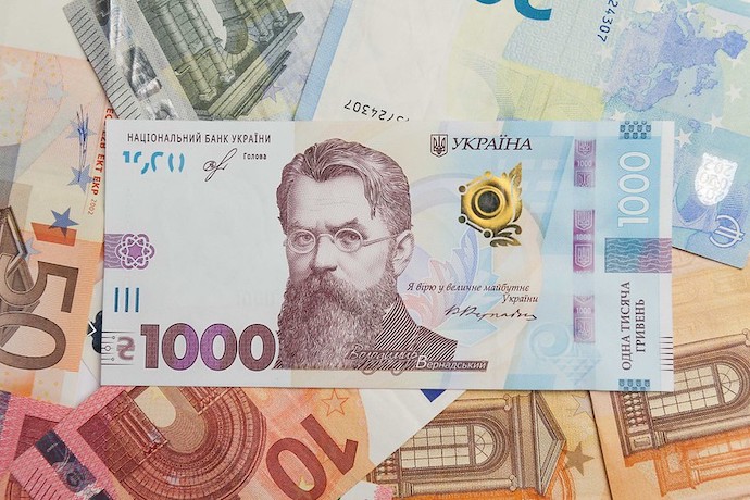 Офіційний курс гривні ослаб до євро.