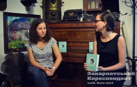 В течение нескольких лет Евгения Сенік живет во Львове, куда переехала из Луганска. Филолог по специальности и писательница в душе. Женщина признается, что писать – всегда было ее мечтой.