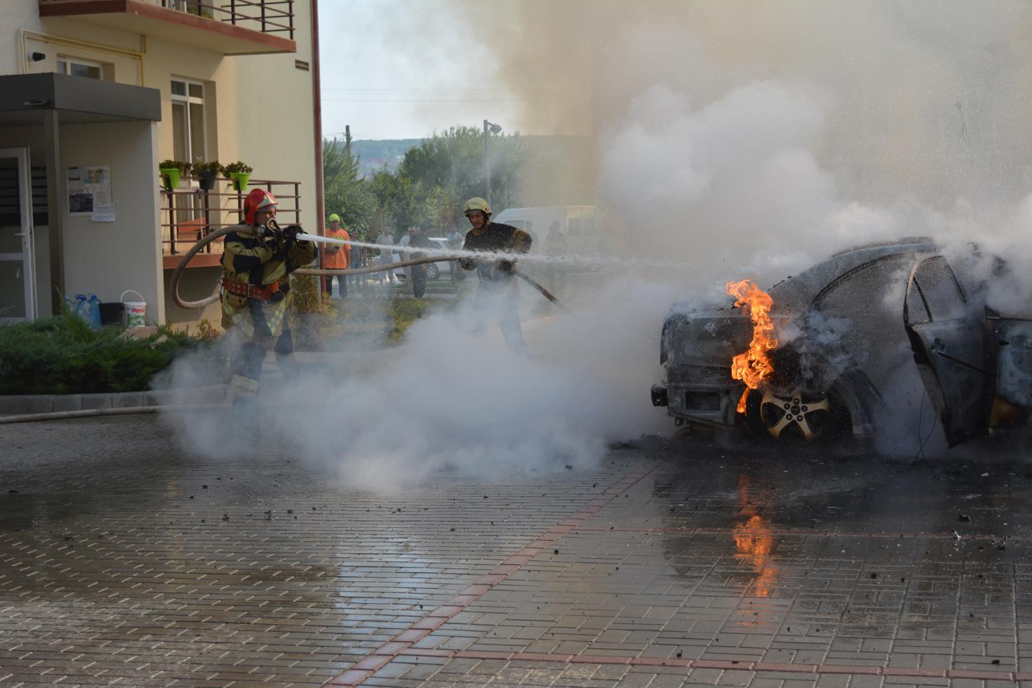 03 вересня о 09:25 до Служби порятунку надійшов виклик на пожежу автомобіля Toyota Avensis на вулиці Гвардійській, що в Ужгороді.

