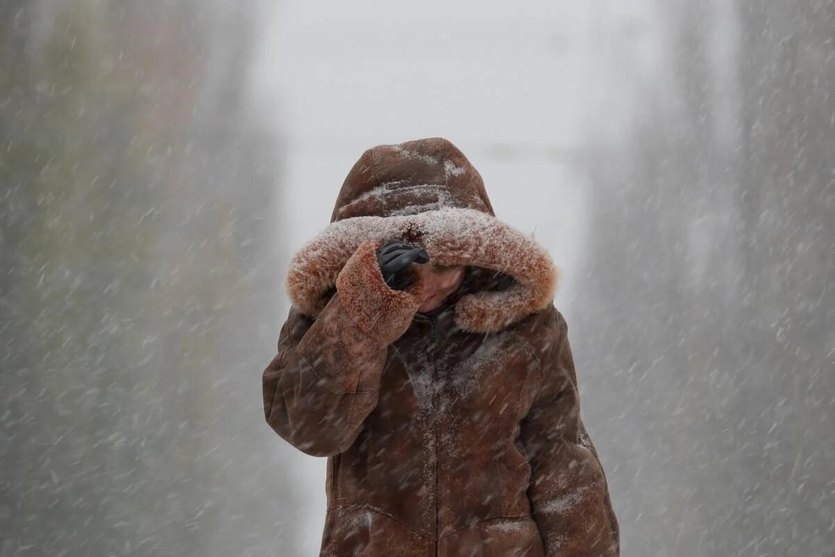 У вихідні, 24 грудня, в Україні очікується короткочасне похолодання з періодичними опадами та сильними поривами вітру.