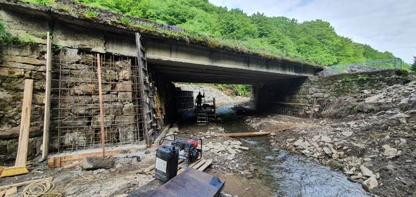 В селе Костева Пастил ведутся работы по восстановлению моста на дороге О 070201 Велыки Березный - Чернохлова - Дубрынычи.