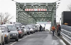 Мост перегружен автомобилями.