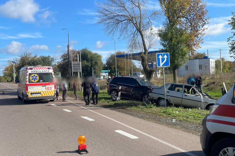 Необережний обгін призвів до трагедії: загинула жінка, постраждала дитина (ФОТО)