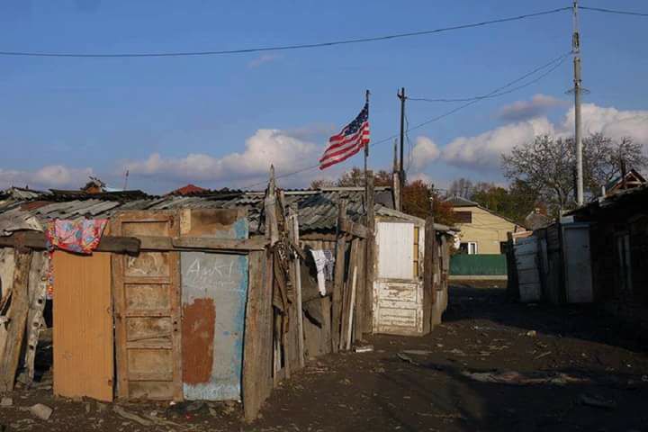 На вулиці Тельмана в Ужгороді вивісили стяг Сполучених Штатів Америки над одним із будинків.