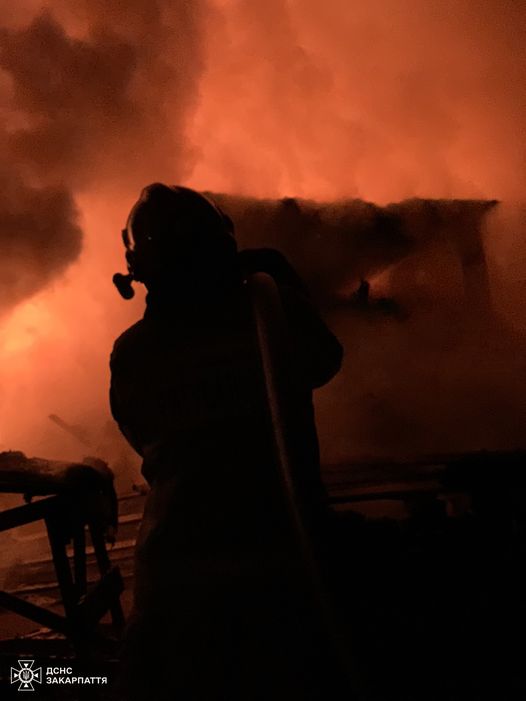 Тиху та спокійну ужгородську ніч на вулиці Гранітній в Ужгороді сьогодні перервала пожежа у дерев’яній надвірній споруді