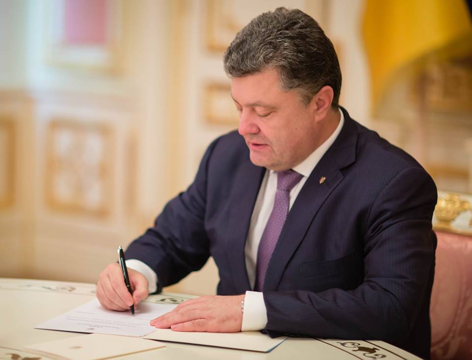 Президент України Петро Порошенко підписав закон щодо звільнення студентів денної форми навчання від військової служби за мобілізацією в особливий період.
