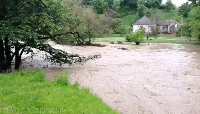 У Порошкові вода зруйнувала дамби і підтопила будинки (ВІДЕО)