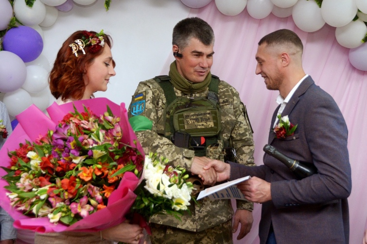 Український боєць 35-ої бригади морської піхоти Валерій, який захищав острів Зміїний від російських окупантів, після звільнення з полону одружився зі своєю дівчиною.

