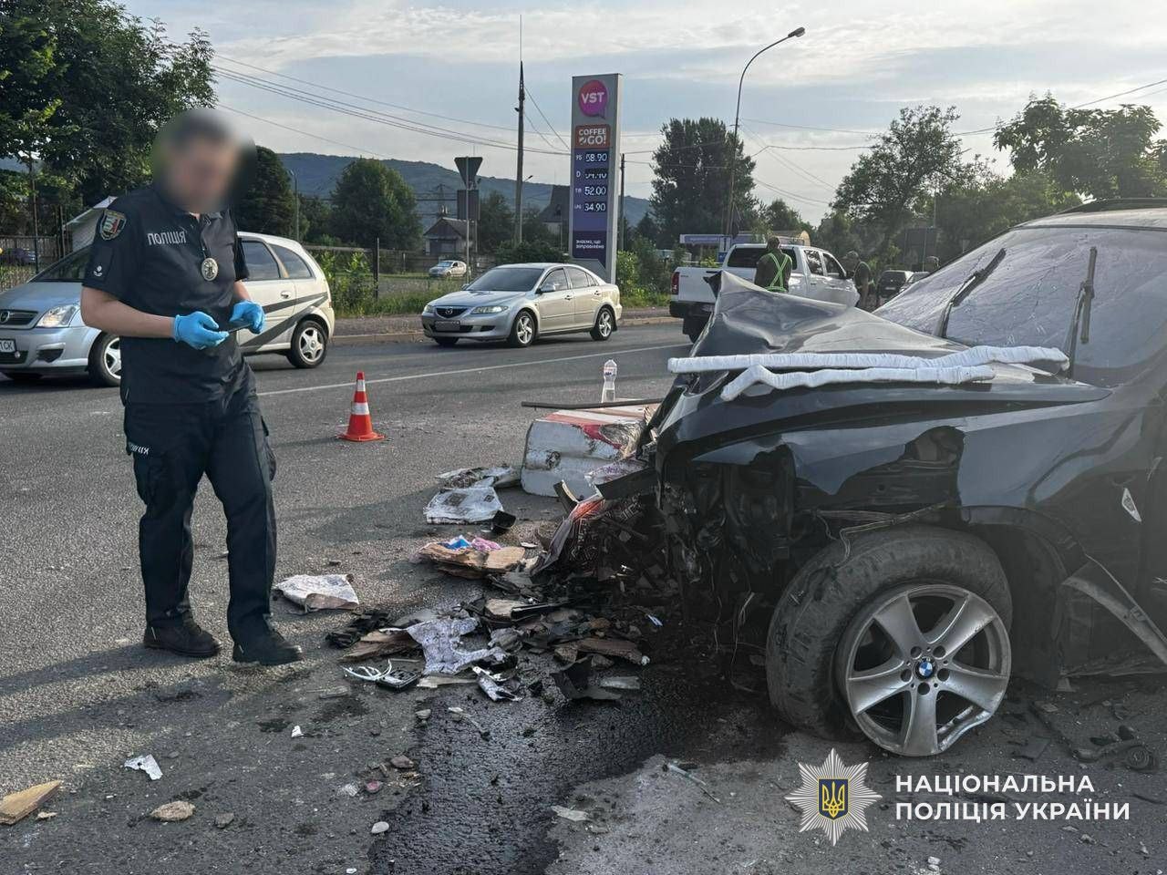 Трагічна аварія на Закарпатті: військовий загинув після наїзду BMW на блокпост (ФОТО)