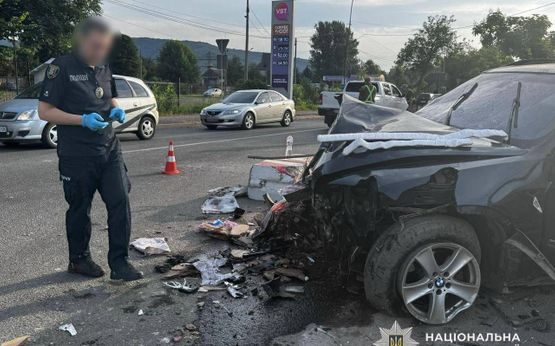Трагічна аварія на Закарпатті: військовий загинув після наїзду BMW на блокпост (ФОТО)