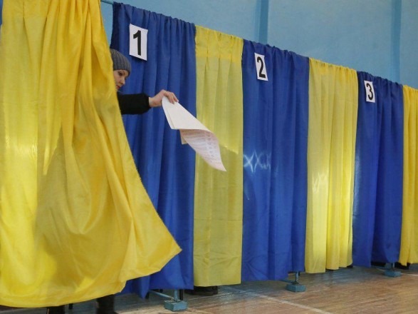 Ранее действующий мэр Богдан Андриев и кандидат в мэры от партии «Слуга народа» Виктор Шадей принимают участие во втором туре местных выборов в Ужгороде.
