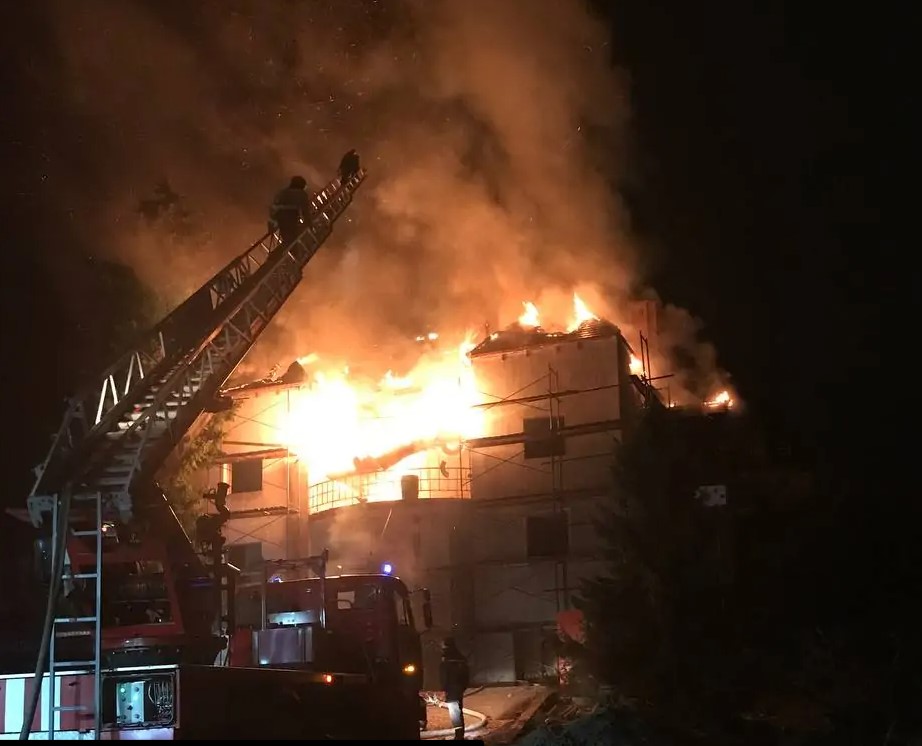 16 апреля в 23:37 .m поступило сообщение о пожаре в трехтысям здании простаивающих гостиниц 