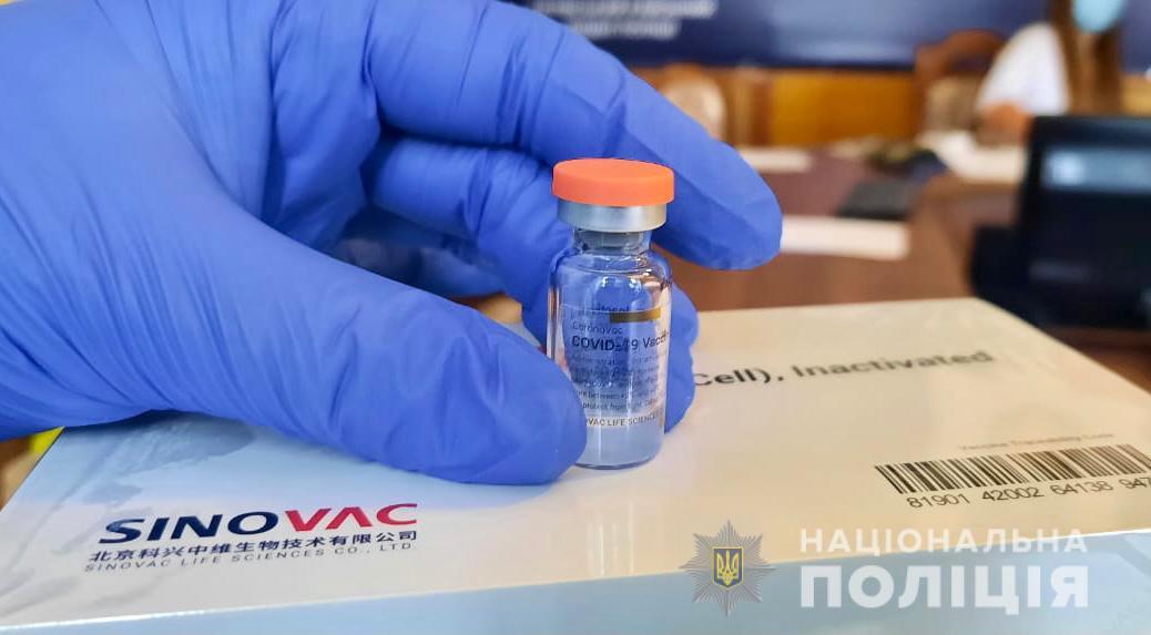 Согласно запланированному графику, медицинские работники «Территориальной медицинской ассоциации МВД Украины в Закарпатье» вакцинируют сотрудников полиции всех отделов и отделов милиции.