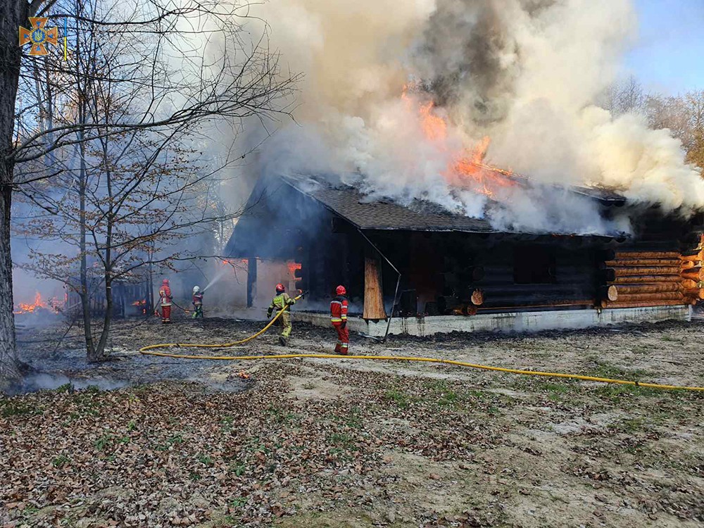 27 октября в спасательную службу поступило сообщение о пожаре в недавно построенном одноэтажном доме, полностью построенном из деревянных брусьев. Он располагался в лесу в селе Велики Ленивый, Ужгород.