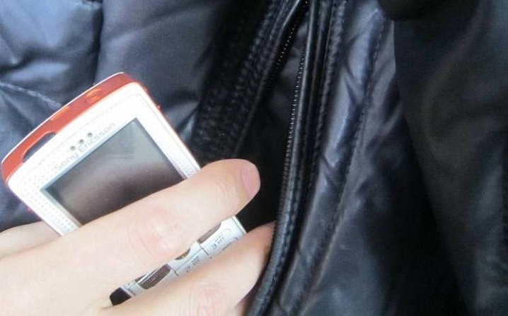 Правоохоронці затримали 66-річну жінку, яка вкрала з кишені 27-річного ужгородця мобільний «Sony Xperia». 
