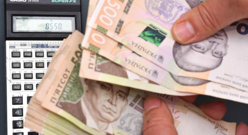 Три дні Національний банк знижує офіційний курс гривні, сьогодні на початку торгів українська валюта різко впала.
