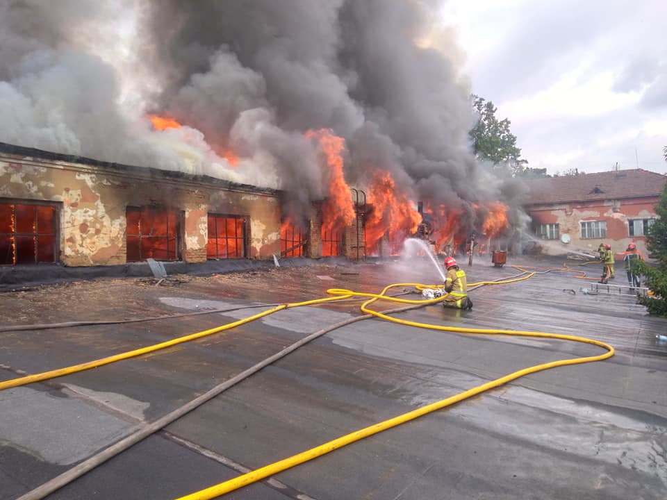 Триває ліквідація пожежі в складських приміщеннях в Ужгороді.