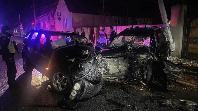 Жахлива аварія на Закарпатті: водій на швидкості протаранив припарковане авто, поранив людей і втік (ФОТО)